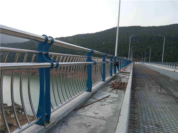 青海不锈钢桥梁护栏的特点及其在桥梁安全中的重要作用