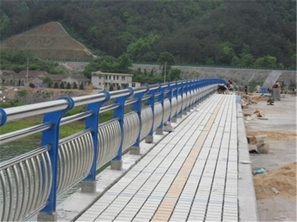 青海不锈钢桥梁护栏的特性及其在现代建筑中的应用